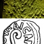 Im Jahr 29 oder 30 unter Pontius Pilatus geprägte Münze, deren Muster angeblich im rechten Auge des Gesichts auf dem Turiner Grabtuch erkennbar sein soll: Fotografie des Grabtuchs und Zeichnung der Münze (Zeichnung: F. W. Madden, 1864)