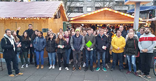 Jugendliche auf Weihnachtsmarkt