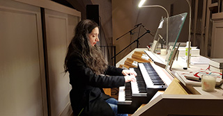 Kirchenmusikerin Grazia Pizzuto an der Orgel in Herz Jesu, Beethovenallee (